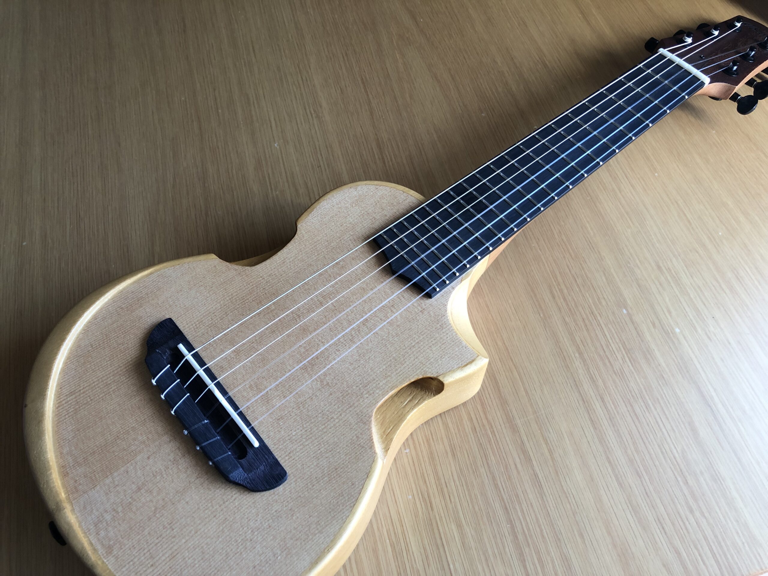 アイバニーズのミニギターの写真をちょっとだけ